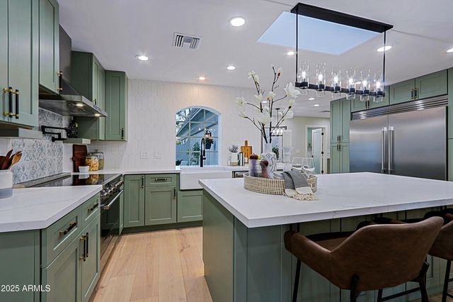 18 W KALER Drive, Phoenix, AZ 85021