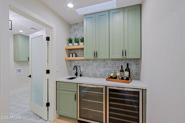 18 W KALER Drive, Phoenix, AZ 85021