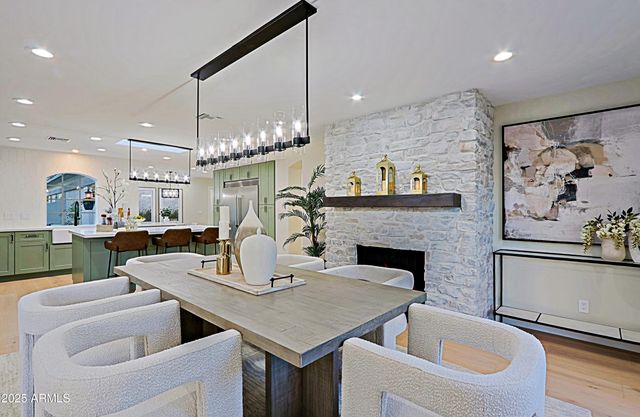 18 W KALER Drive, Phoenix, AZ 85021