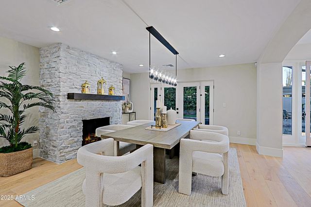 18 W KALER Drive, Phoenix, AZ 85021