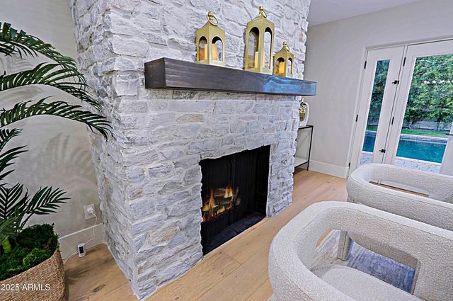 18 W KALER Drive, Phoenix, AZ 85021