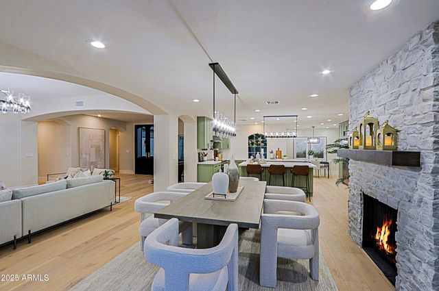 18 W KALER Drive, Phoenix, AZ 85021