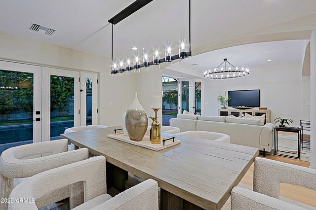 18 W KALER Drive, Phoenix, AZ 85021