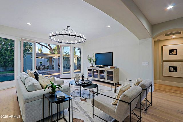 18 W KALER Drive, Phoenix, AZ 85021