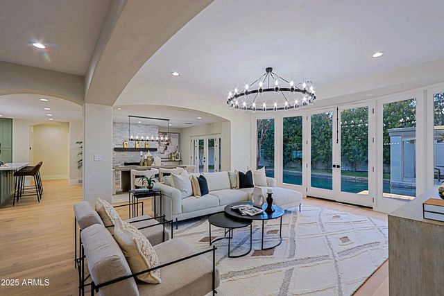 18 W KALER Drive, Phoenix, AZ 85021