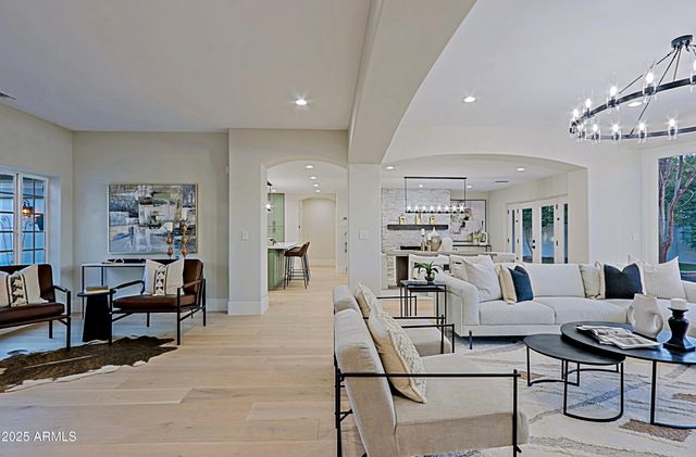 18 W KALER Drive, Phoenix, AZ 85021