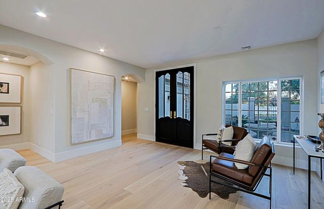 18 W KALER Drive, Phoenix, AZ 85021