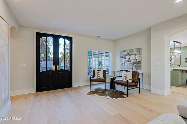 18 W KALER Drive, Phoenix, AZ 85021