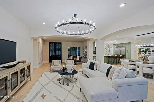 18 W KALER Drive, Phoenix, AZ 85021