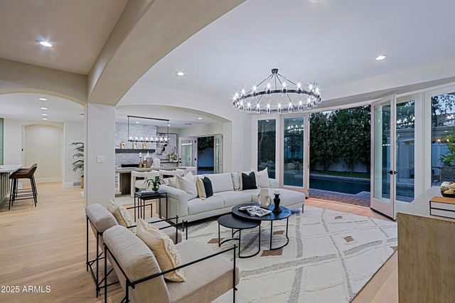 18 W KALER Drive, Phoenix, AZ 85021