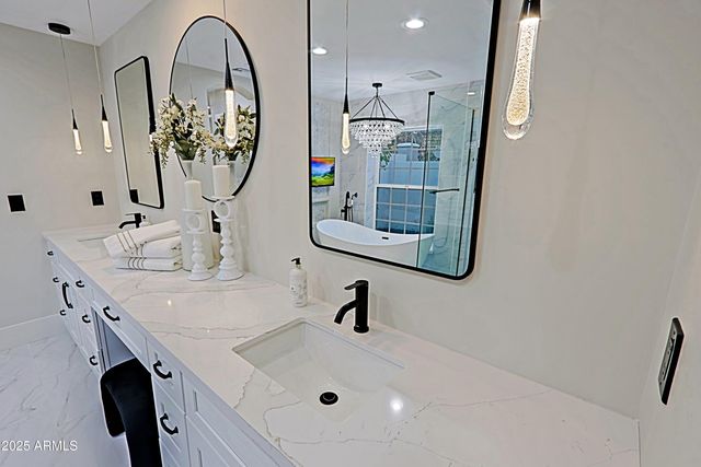 18 W KALER Drive, Phoenix, AZ 85021