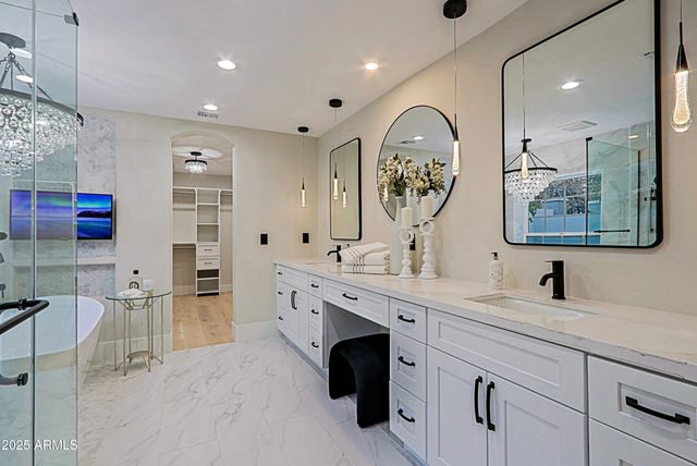 18 W KALER Drive, Phoenix, AZ 85021