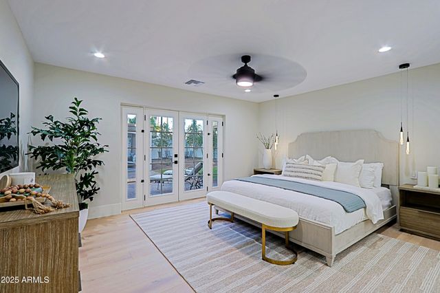 18 W KALER Drive, Phoenix, AZ 85021