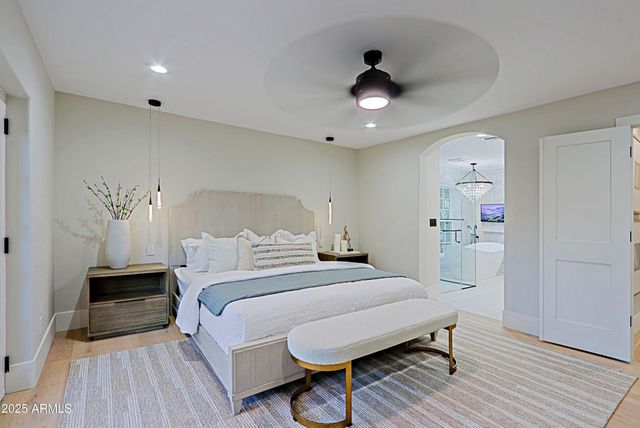 18 W KALER Drive, Phoenix, AZ 85021