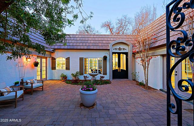 18 W KALER Drive, Phoenix, AZ 85021