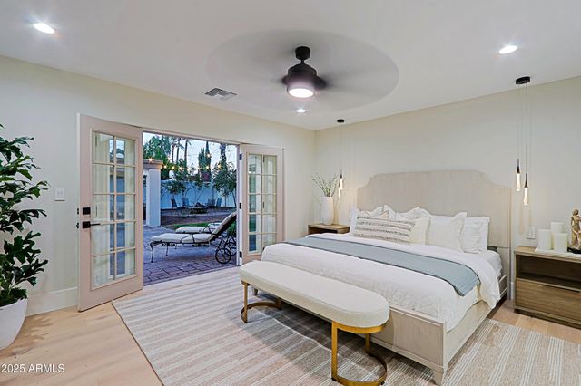 18 W KALER Drive, Phoenix, AZ 85021