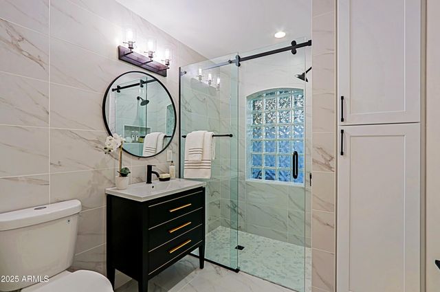 18 W KALER Drive, Phoenix, AZ 85021