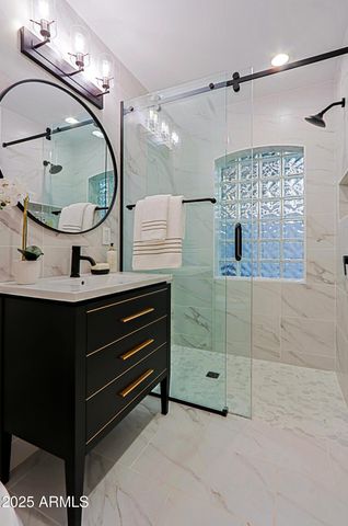 18 W KALER Drive, Phoenix, AZ 85021