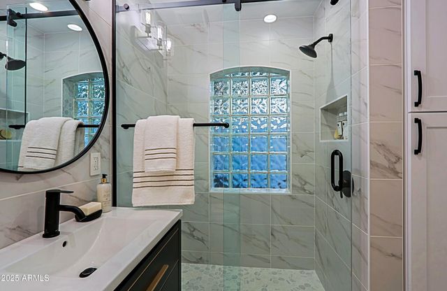 18 W KALER Drive, Phoenix, AZ 85021