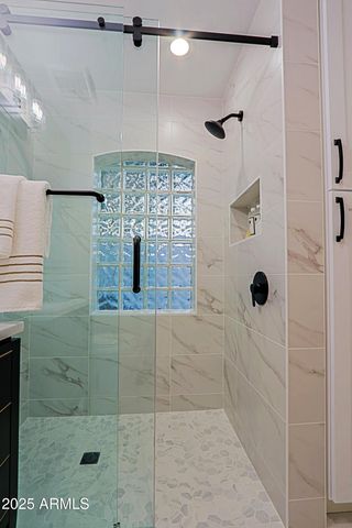 18 W KALER Drive, Phoenix, AZ 85021