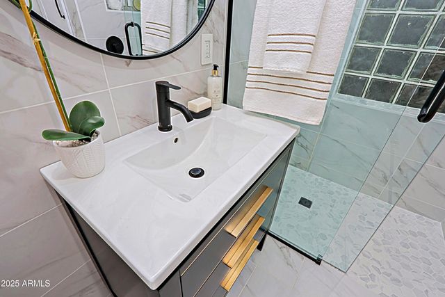 18 W KALER Drive, Phoenix, AZ 85021