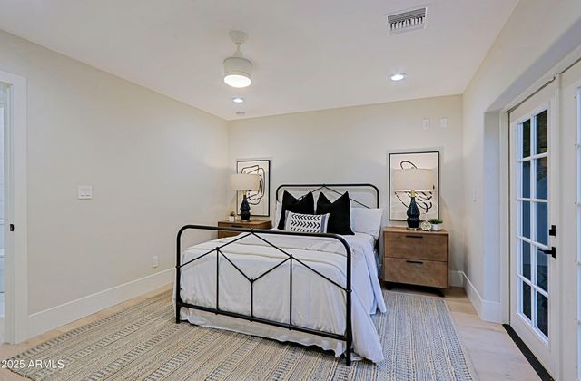 18 W KALER Drive, Phoenix, AZ 85021