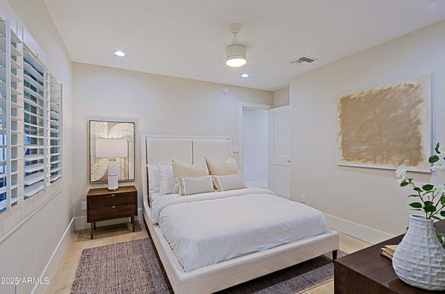 18 W KALER Drive, Phoenix, AZ 85021