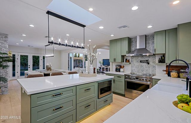 18 W KALER Drive, Phoenix, AZ 85021