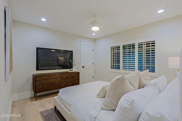 18 W KALER Drive, Phoenix, AZ 85021