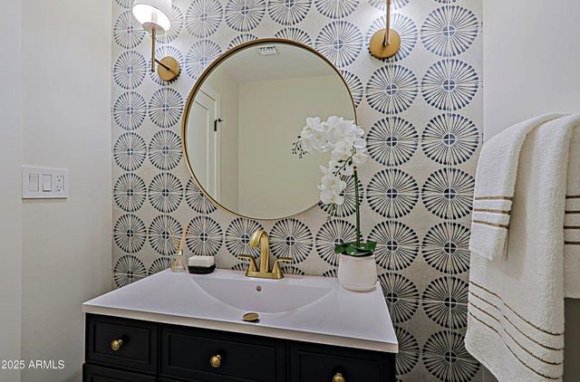 18 W KALER Drive, Phoenix, AZ 85021