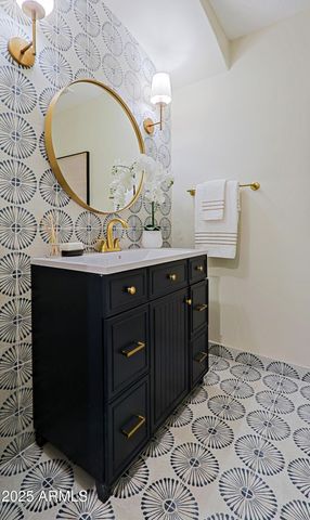 18 W KALER Drive, Phoenix, AZ 85021