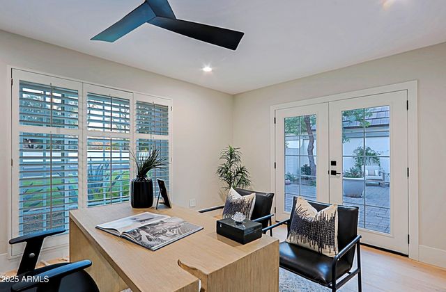 18 W KALER Drive, Phoenix, AZ 85021