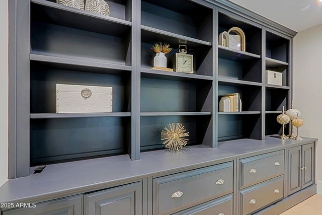 18 W KALER Drive, Phoenix, AZ 85021