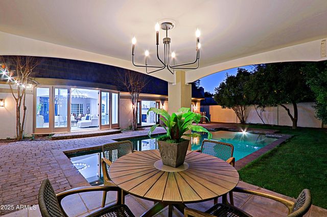 18 W KALER Drive, Phoenix, AZ 85021