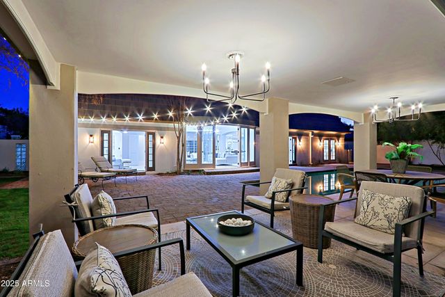 18 W KALER Drive, Phoenix, AZ 85021