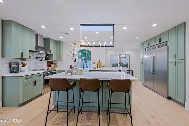 18 W KALER Drive, Phoenix, AZ 85021