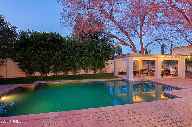 18 W KALER Drive, Phoenix, AZ 85021