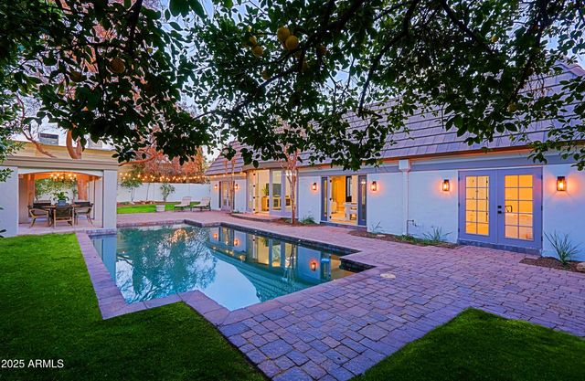 18 W KALER Drive, Phoenix, AZ 85021