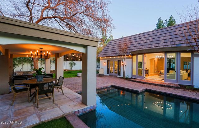 18 W KALER Drive, Phoenix, AZ 85021