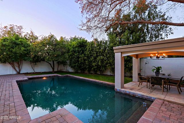 18 W KALER Drive, Phoenix, AZ 85021