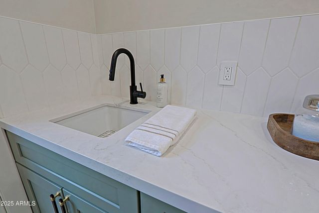 18 W KALER Drive, Phoenix, AZ 85021