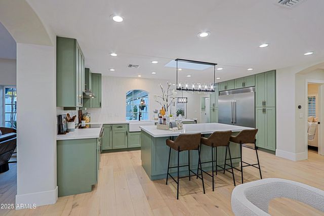 18 W KALER Drive, Phoenix, AZ 85021