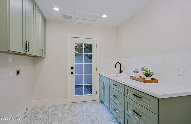 18 W KALER Drive, Phoenix, AZ 85021