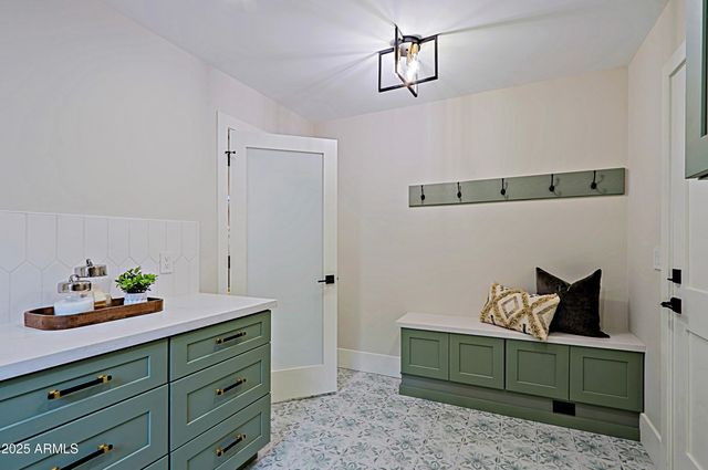 18 W KALER Drive, Phoenix, AZ 85021