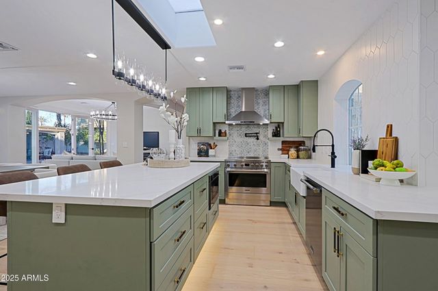 18 W KALER Drive, Phoenix, AZ 85021