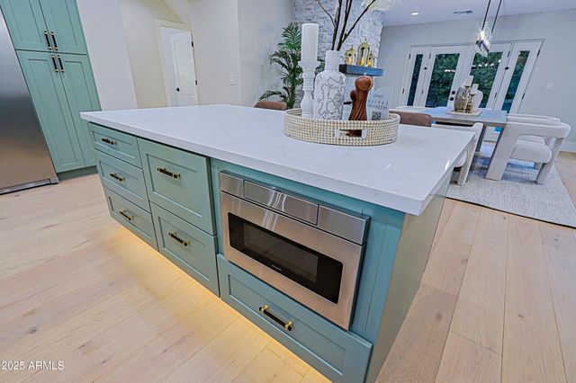 18 W KALER Drive, Phoenix, AZ 85021