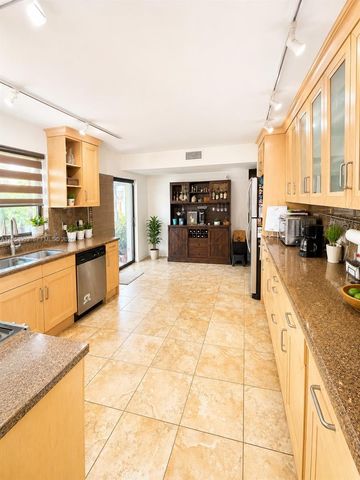 15832 Stonetower St, Davie, FL 33331
