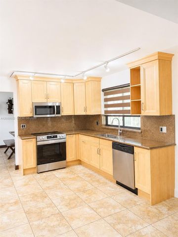 15832 Stonetower St, Davie, FL 33331