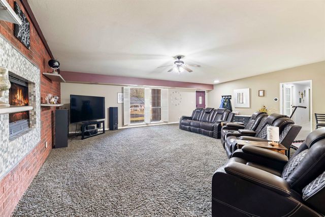 344 McKinnon Dr, Kilgore, TX 75662