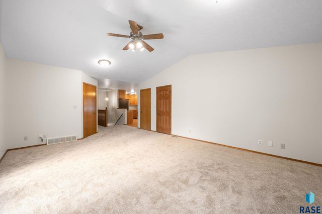 909 E 64th St Street, Sioux Falls, SD 57108